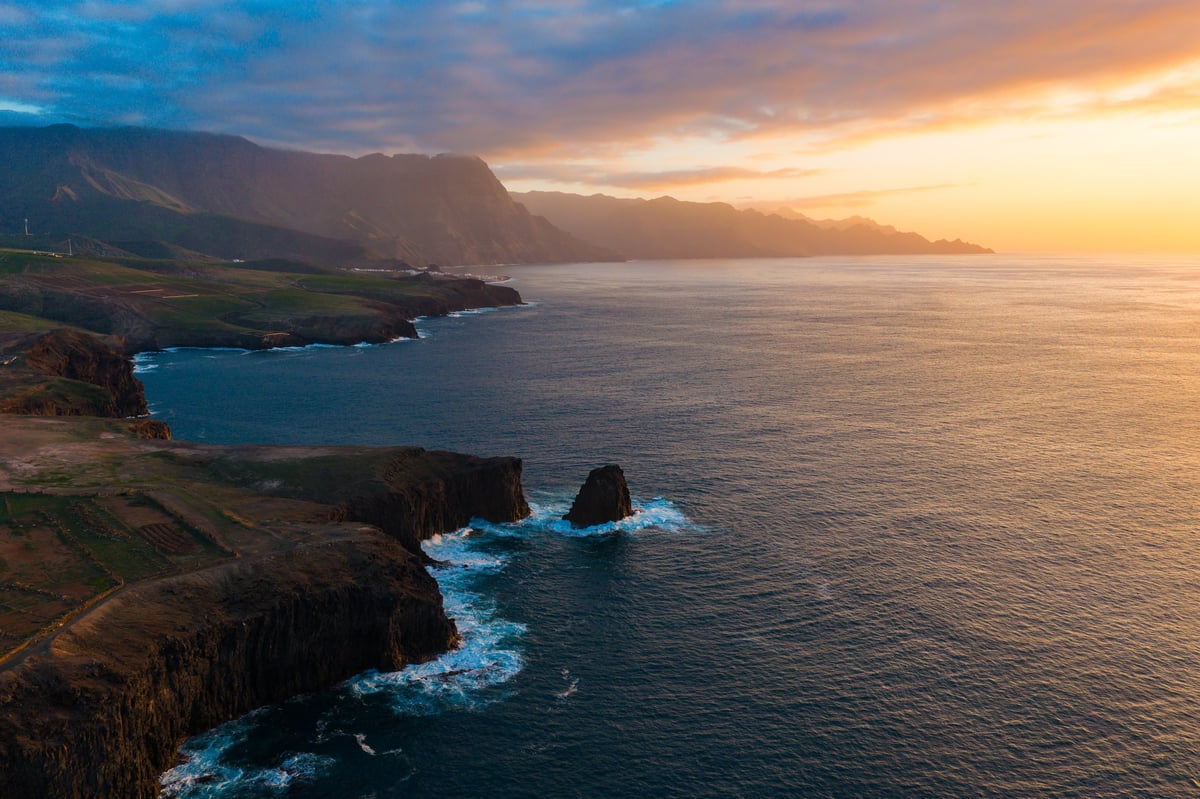 Panoramica costiera delle Isole Canarie al tramonto